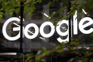 Les deux responsables ont aussi indiqué que Google publierait davantage d'informations sur sa gestion de la modération des contenus, en étendant cet engagement à un plus grand nombre de ses services, notamment Maps, Play, Search et Shopping. (AP P...